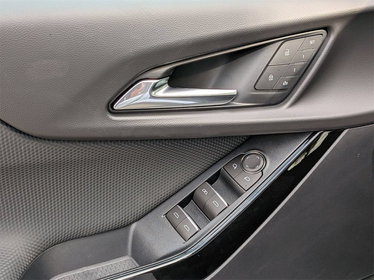 New 2026 Chevrolet Equinox RS w/ Convenience Package III FWD image 9