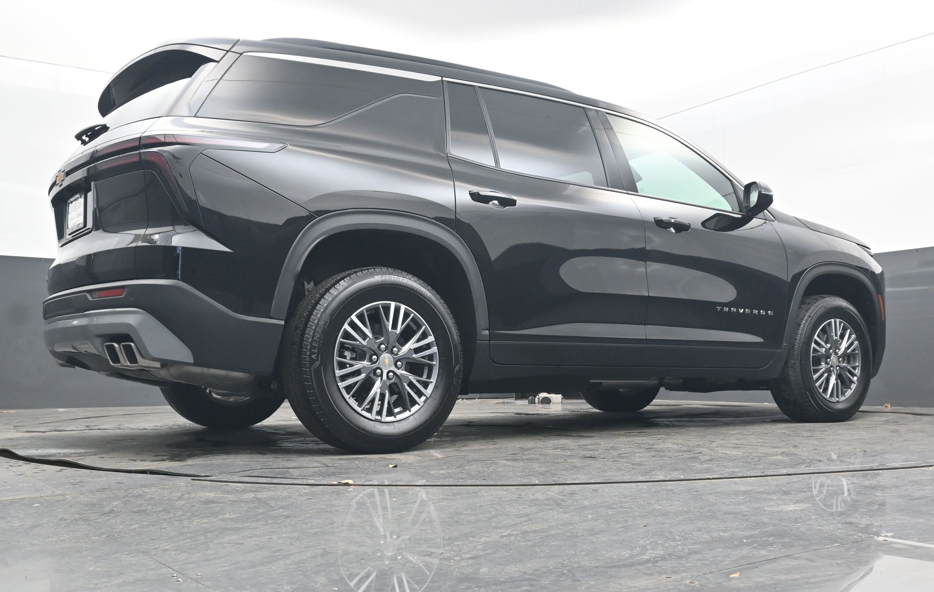 Used 2025 Chevrolet Traverse LT image 31