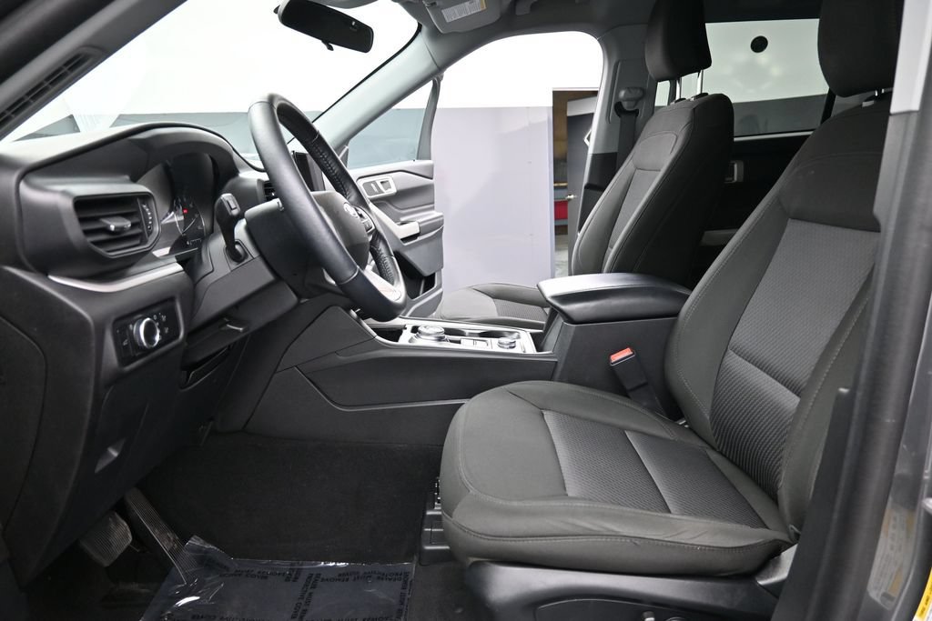 Used 2023 Ford Explorer XLT AWD/4WD image 10