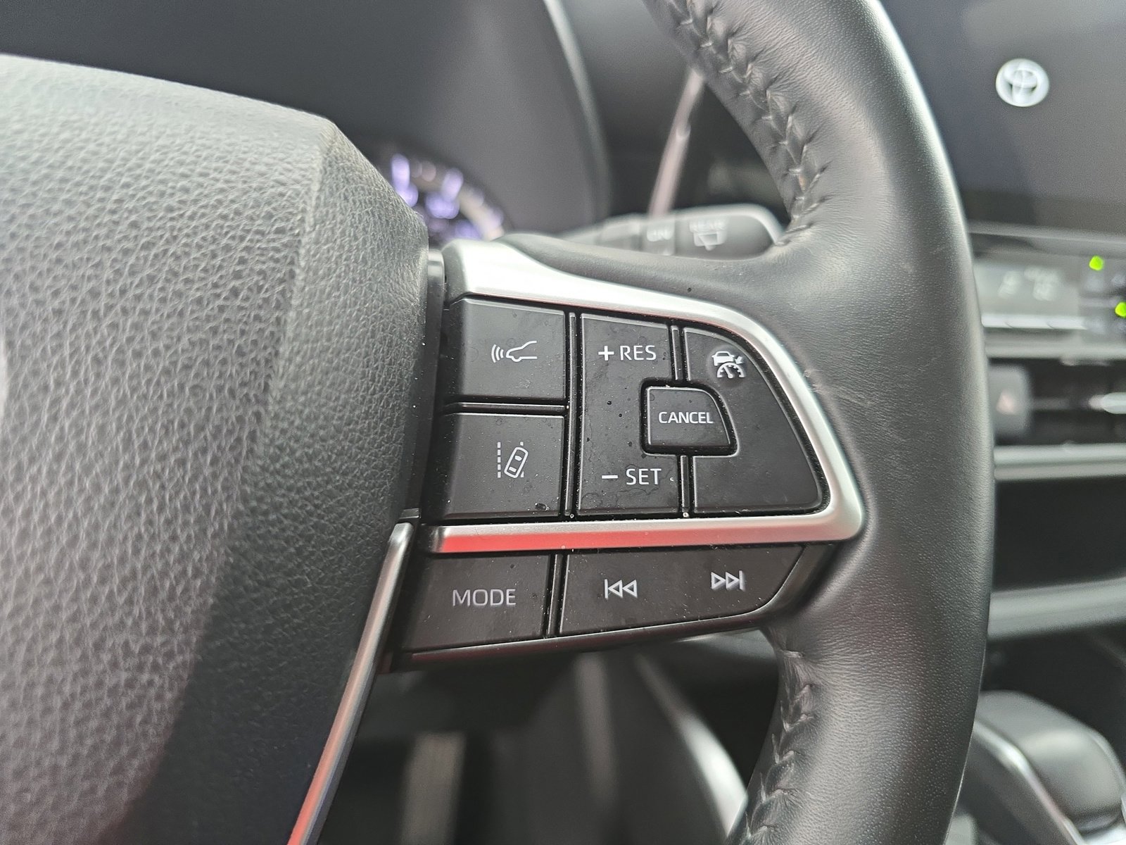 Used 2023 Toyota Highlander L image 19