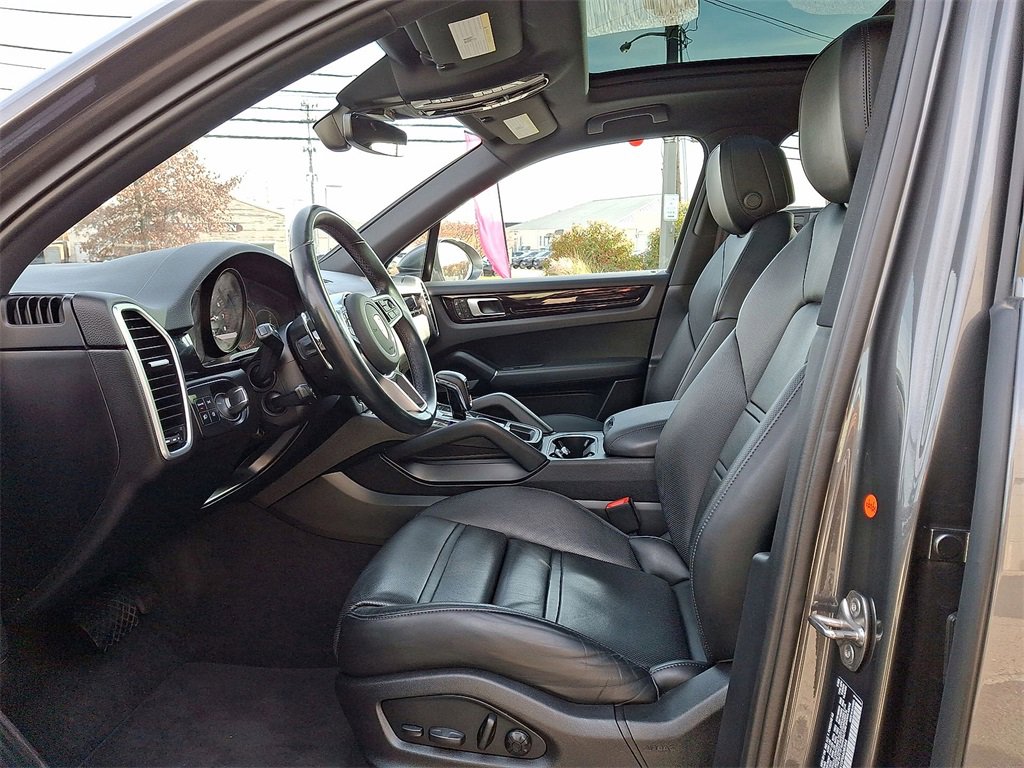 Used 2023 Porsche Cayenne Platinum Edition image 14
