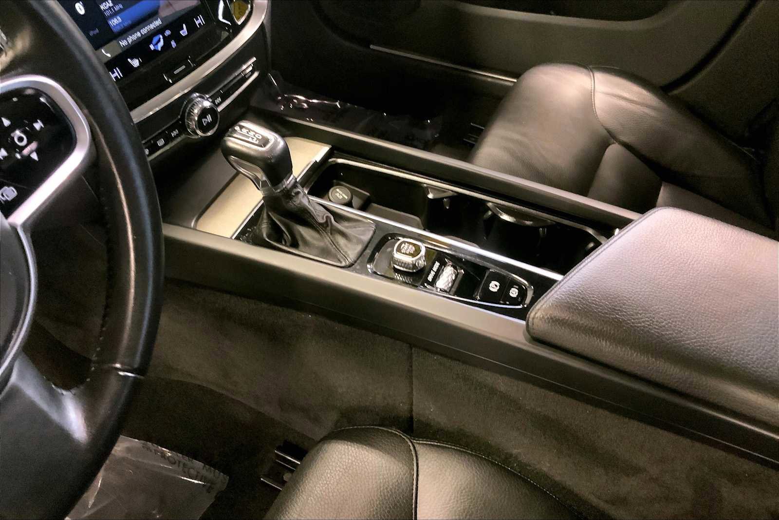 Used 2021 Volvo V60 T5 Cross Country image 16