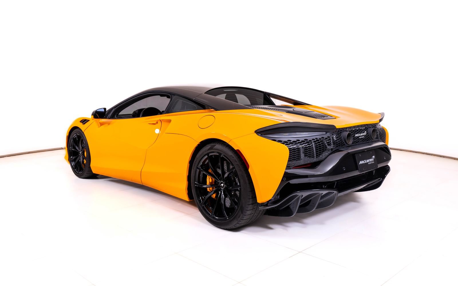 Used 2024 McLaren Artura RWD image 3