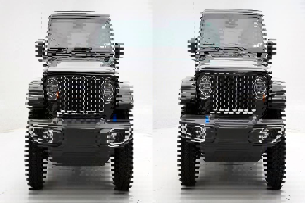 Used 2022 Jeep Wrangler Unlimited Sahara w/ Cold Weather Group image 4