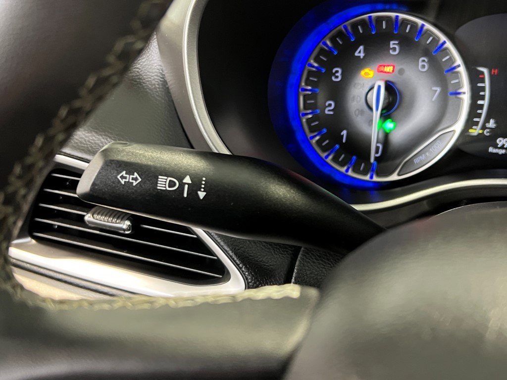 Used 2023 Chrysler Pacifica Touring-L image 38