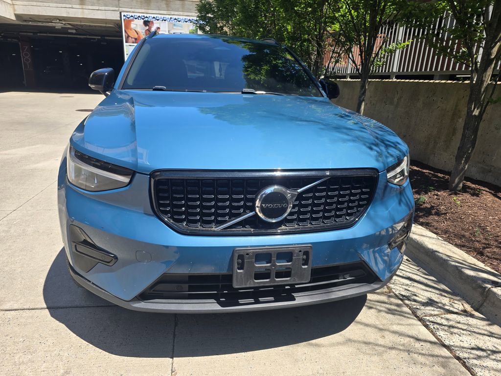 Used 2024 Volvo XC40 B5 Core AWD/4WD image 3