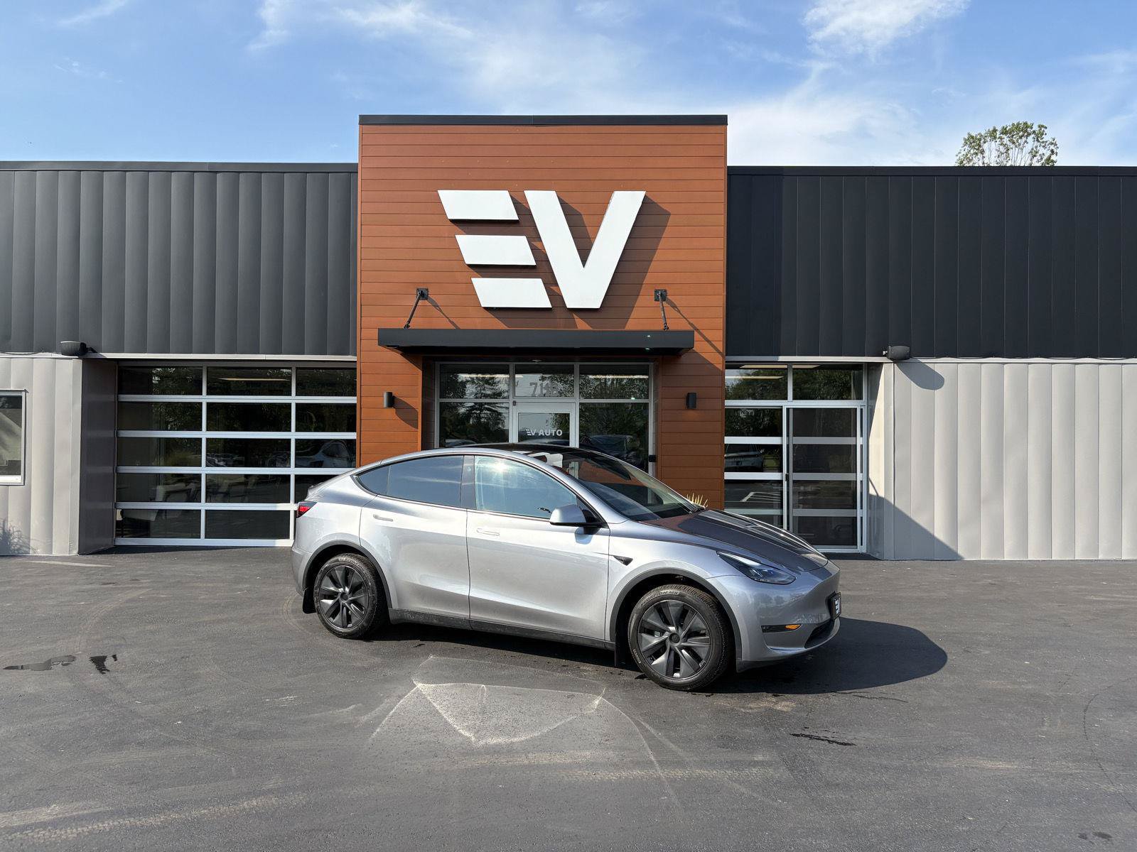 Used 2024 Tesla Model Y Long Range AWD/4WD image 1