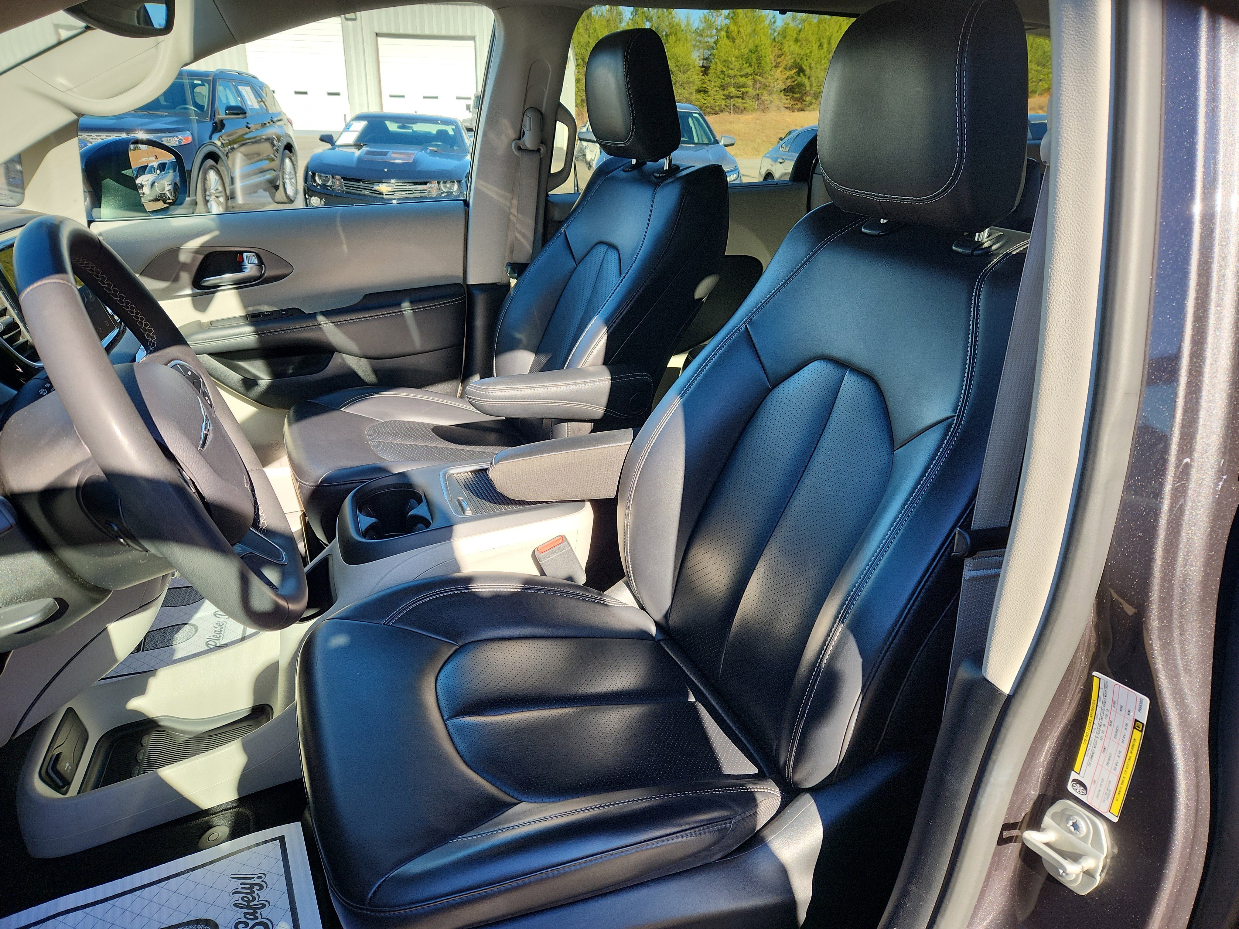 Used 2023 Chrysler Pacifica Touring-L image 14