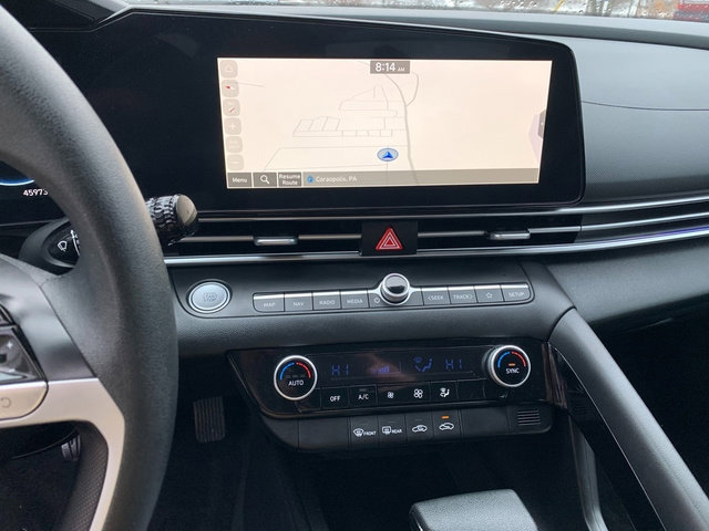 Used 2024 Hyundai Elantra Blue image 31