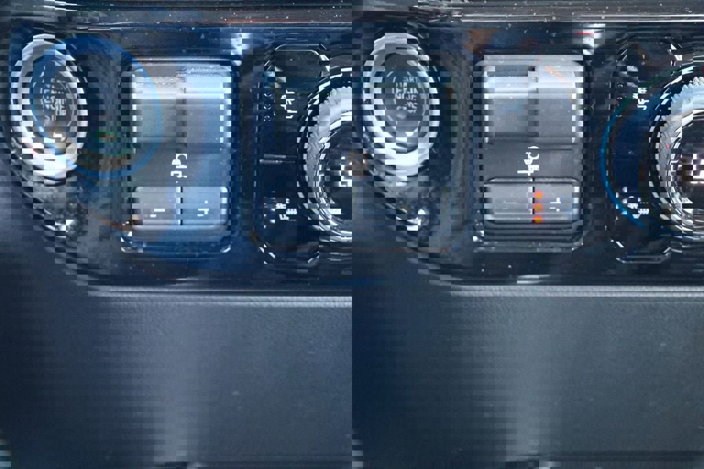 Used 2023 Chevrolet Silverado 1500 LT w/ Convenience Package II AWD/4WD image 23