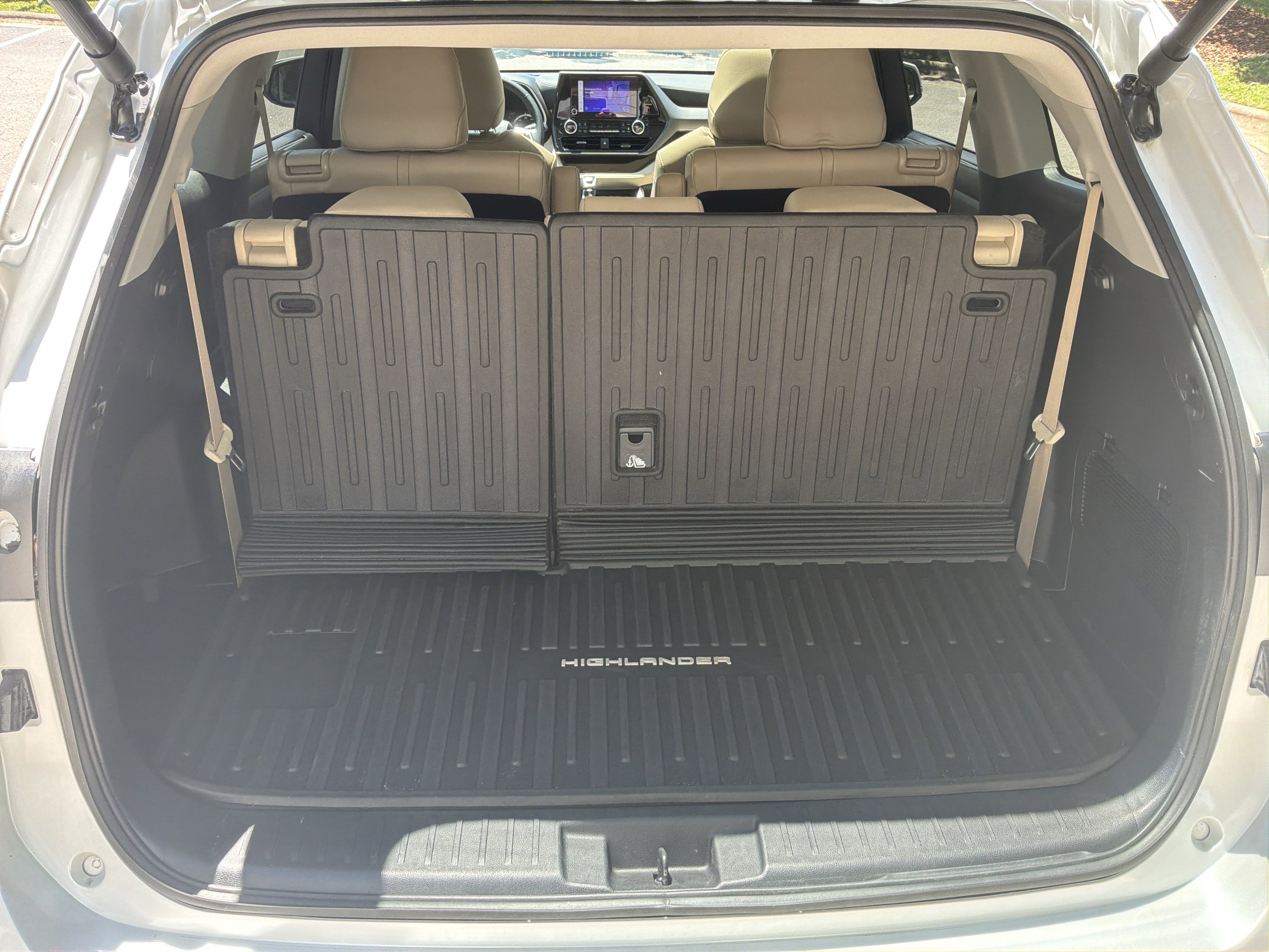 Used 2024 Toyota Highlander XLE FWD image 33