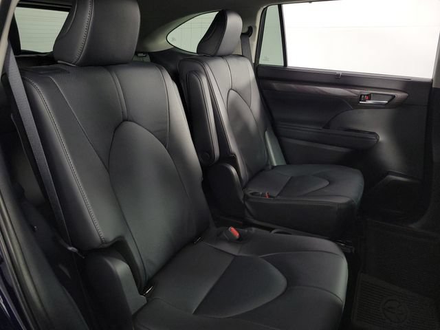 Used 2024 Toyota Highlander Limited FWD image 17