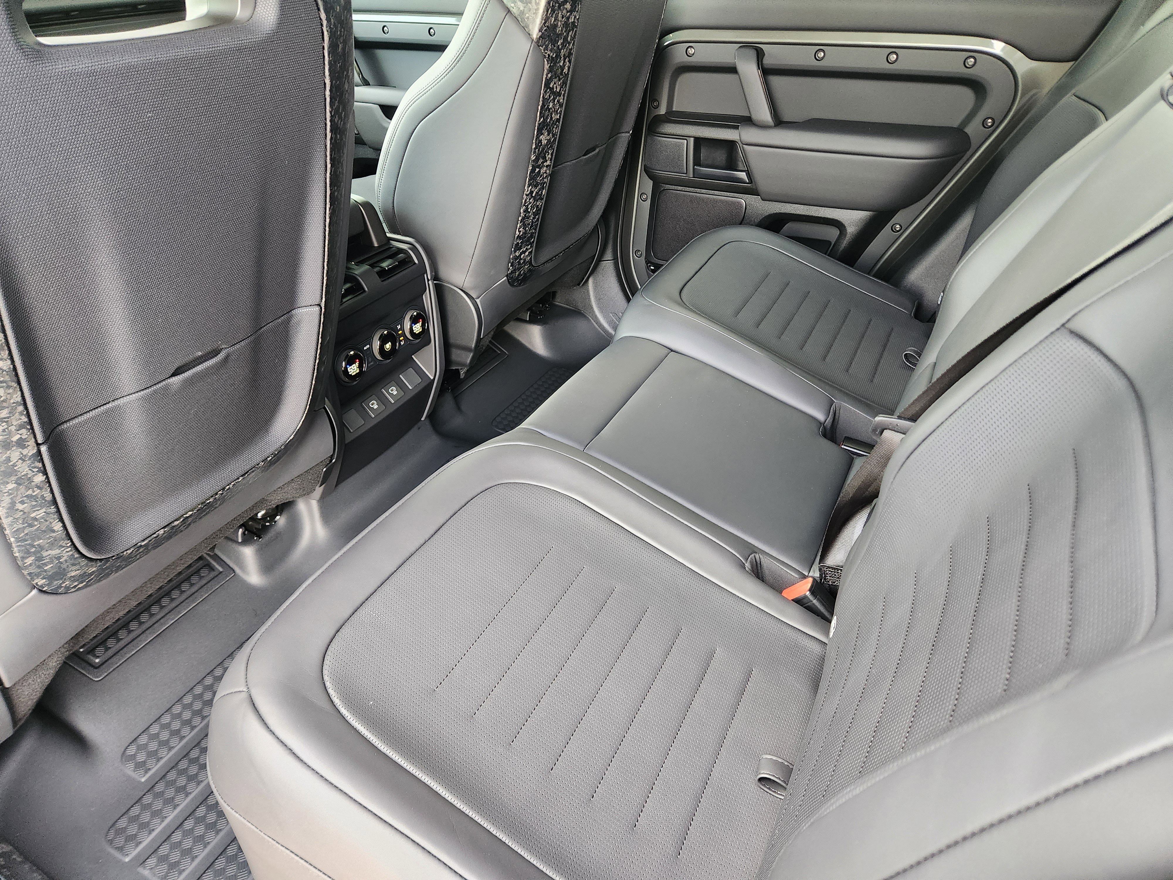 Certified 2025 Land Rover Defender 110 image 32