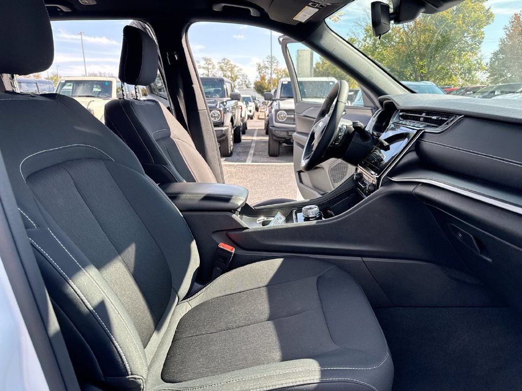 Used 2024 Jeep Grand Cherokee Laredo w/ Luxury Tech Group I AWD/4WD image 21