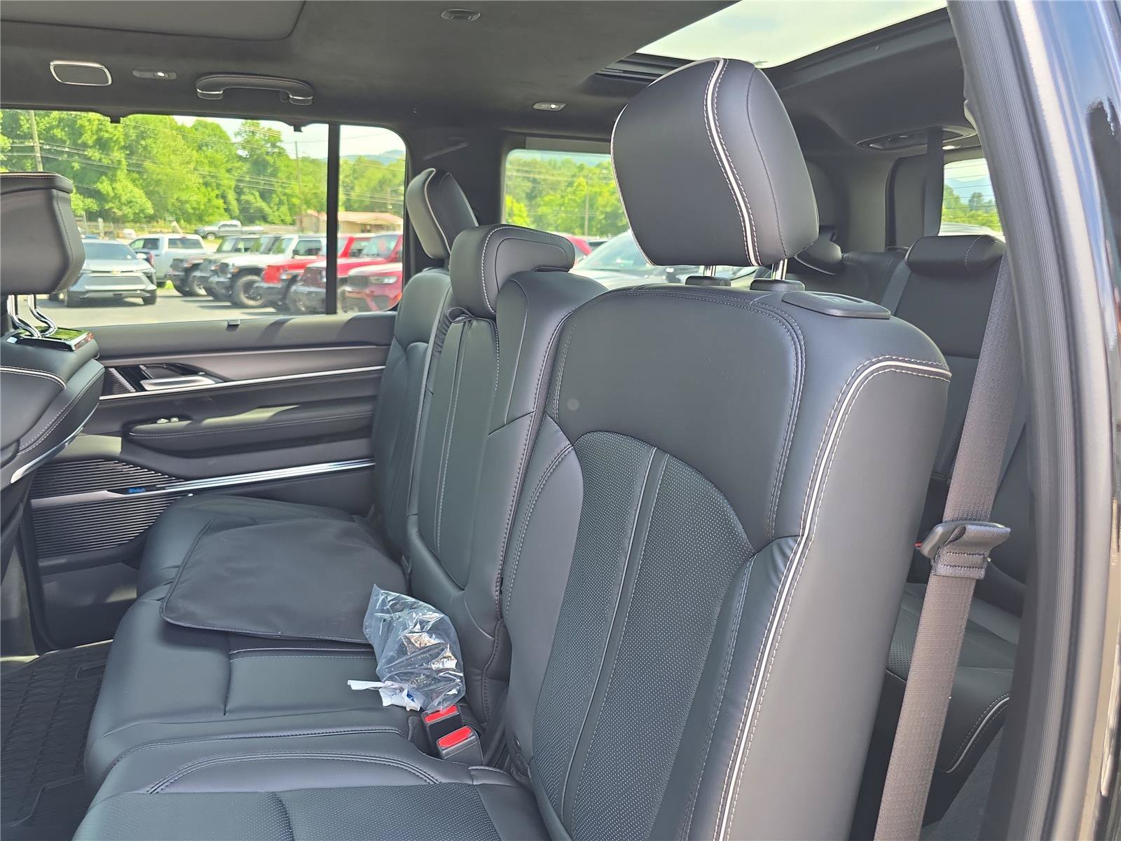 Used 2024 Jeep Wagoneer Series III w/ Premium Group I AWD/4WD image 14