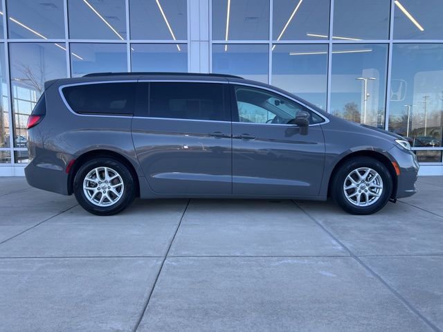 Used 2022 Chrysler Pacifica Touring-L image 2