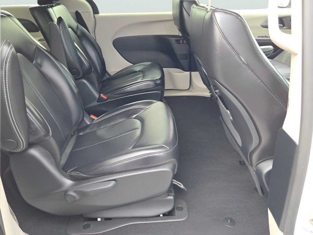 Used 2023 Chrysler Pacifica Touring-L FWD image 10