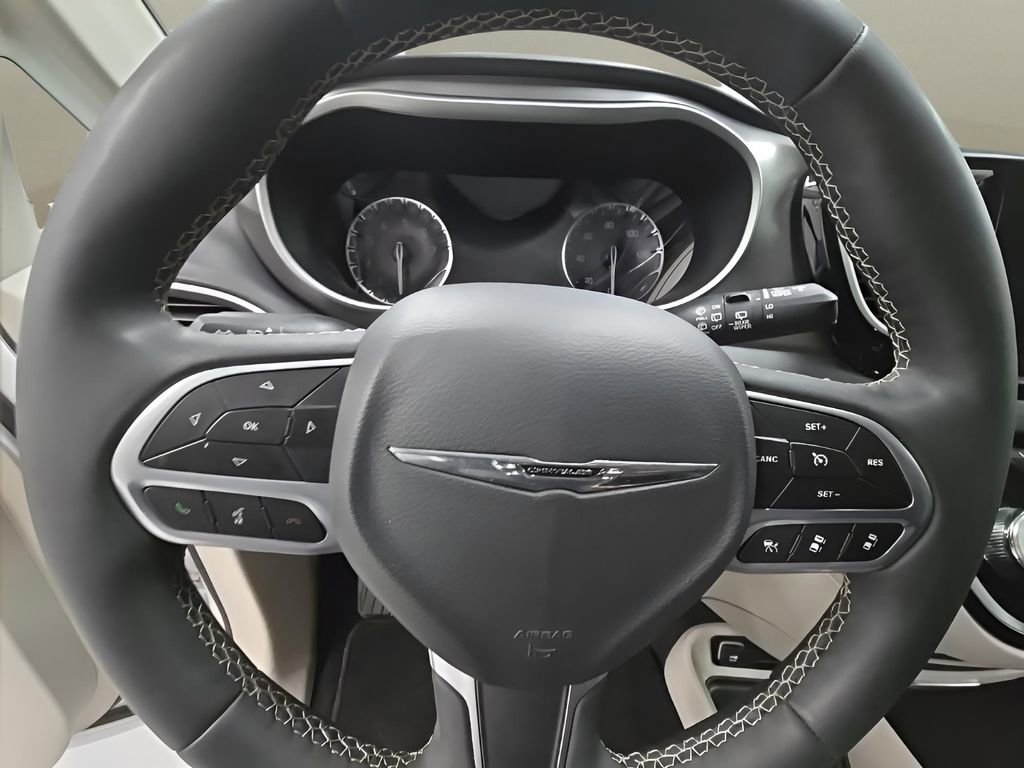 Used 2024 Chrysler Pacifica Touring-L image 24