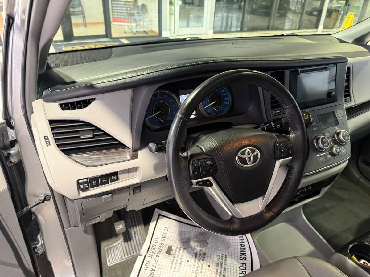 Used 2017 Toyota Sienna XLE w/ XLE Navigation Package AWD/4WD image 30