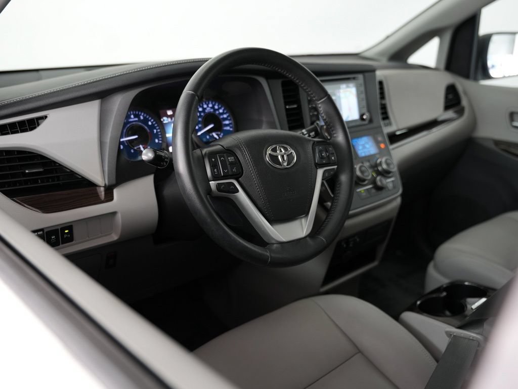 Used 2020 Toyota Sienna XLE w/ XLE Navigation Package FWD image 6