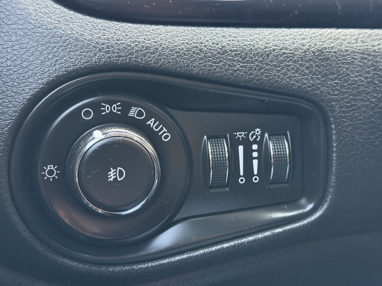 Used 2015 Jeep Renegade Trailhawk image 22