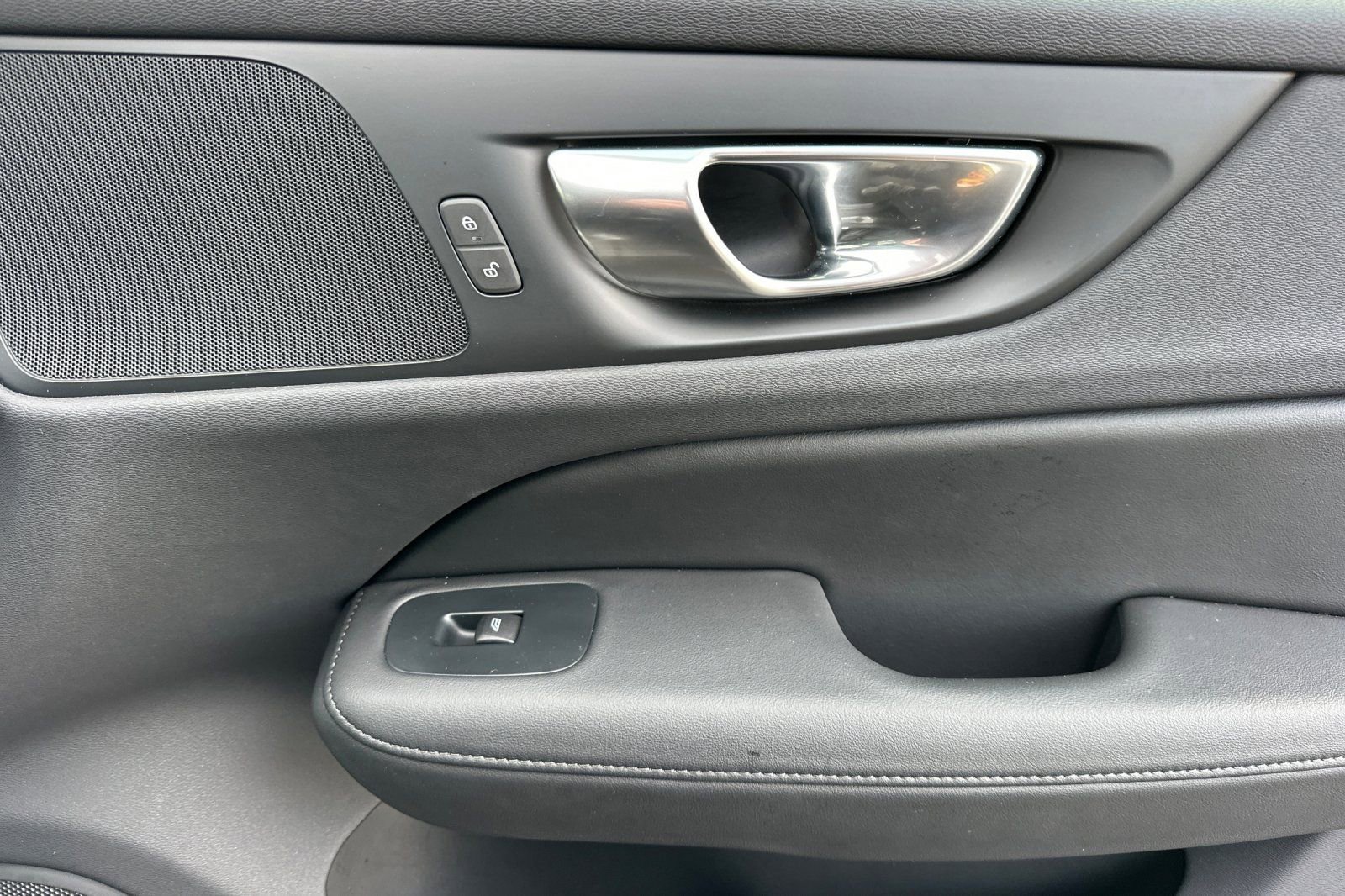 Used 2025 Volvo V60 B5 Cross Country Plus image 18