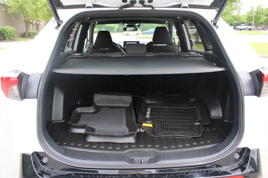 Used 2022 Toyota RAV4 SE w/ Weather & Moonroof Package AWD/4WD image 32