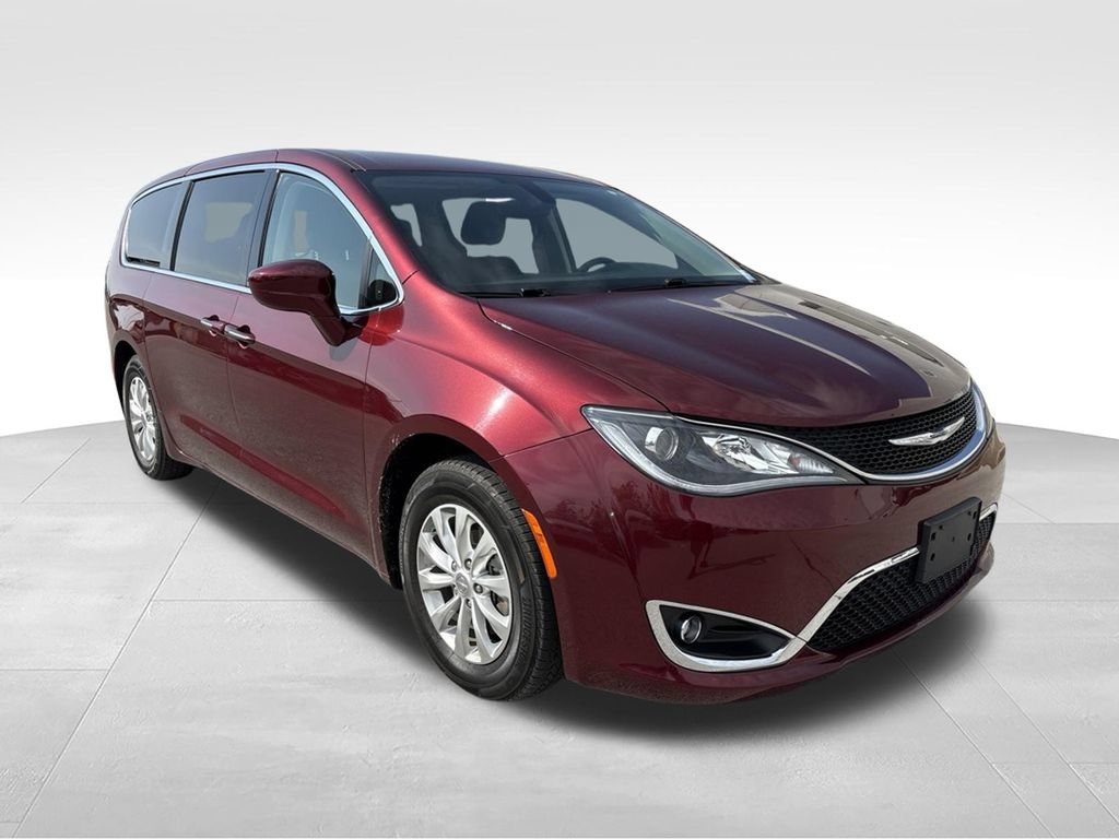Used 2018 Chrysler Pacifica Touring Plus FWD image 3