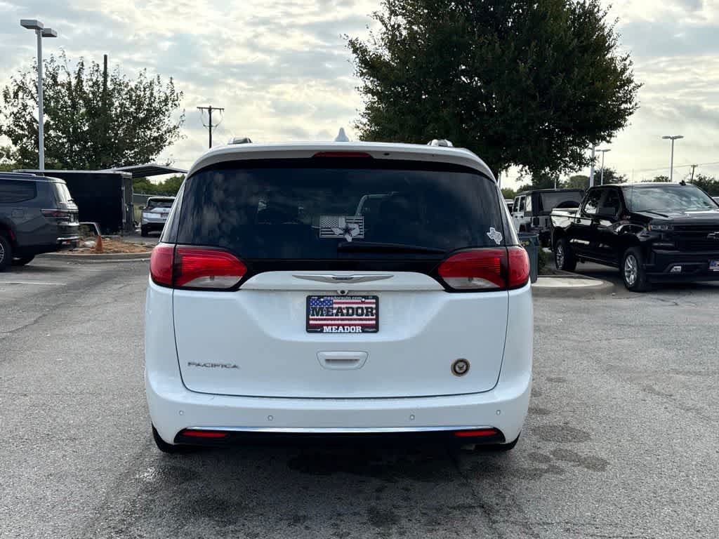 Used 2019 Chrysler Pacifica Touring-L FWD image 4