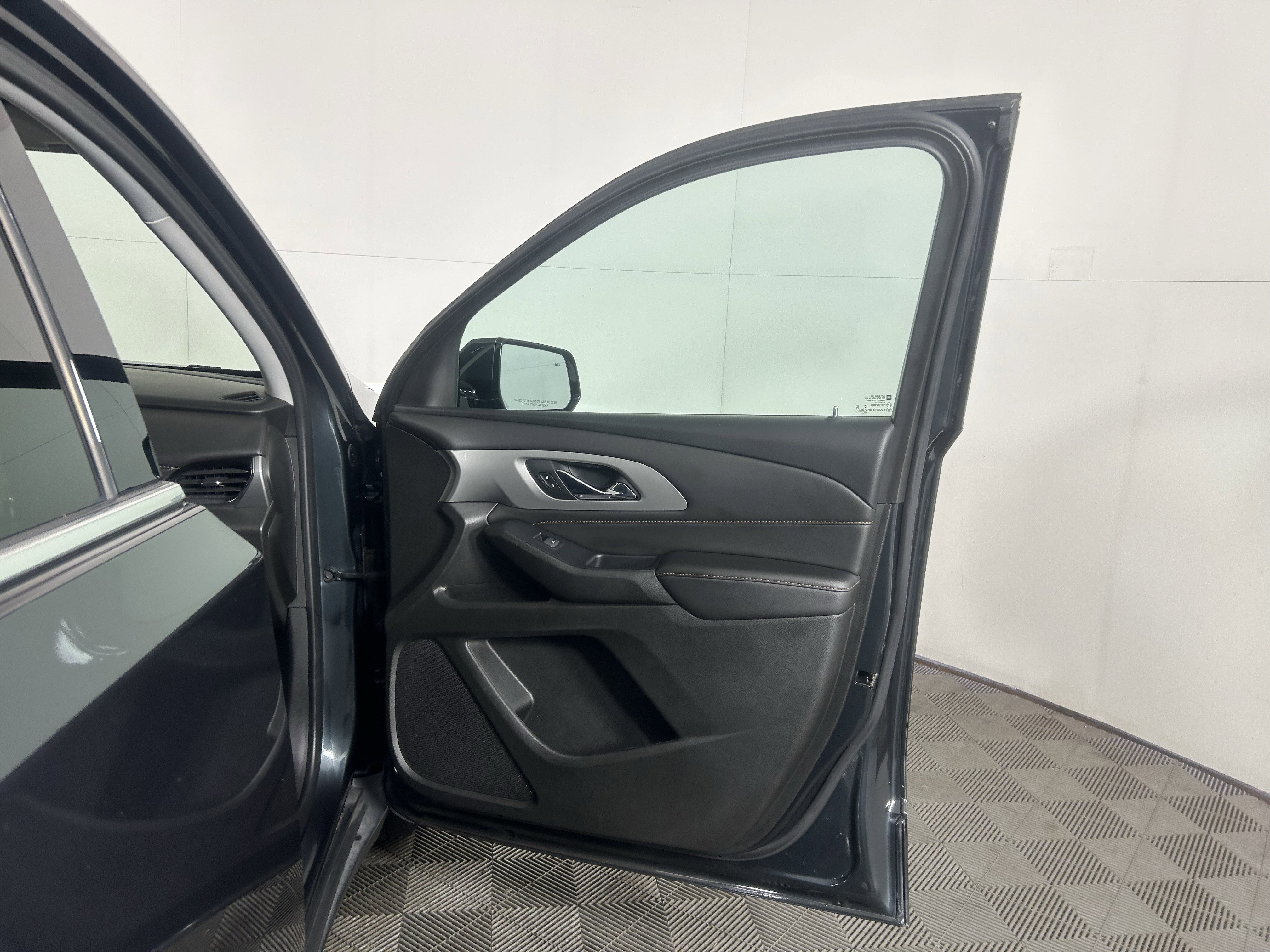 Used 2020 Chevrolet Traverse LT image 43