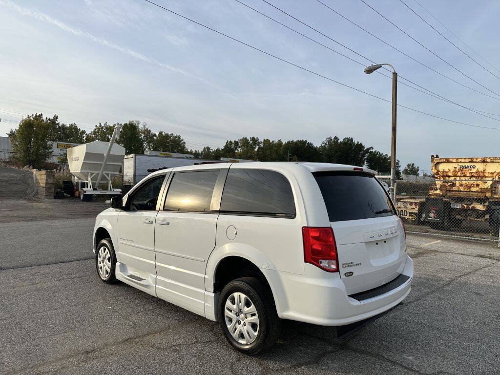 Used 2014 Dodge Grand Caravan SE w/ Quick Order Package 29E SE FWD image 3