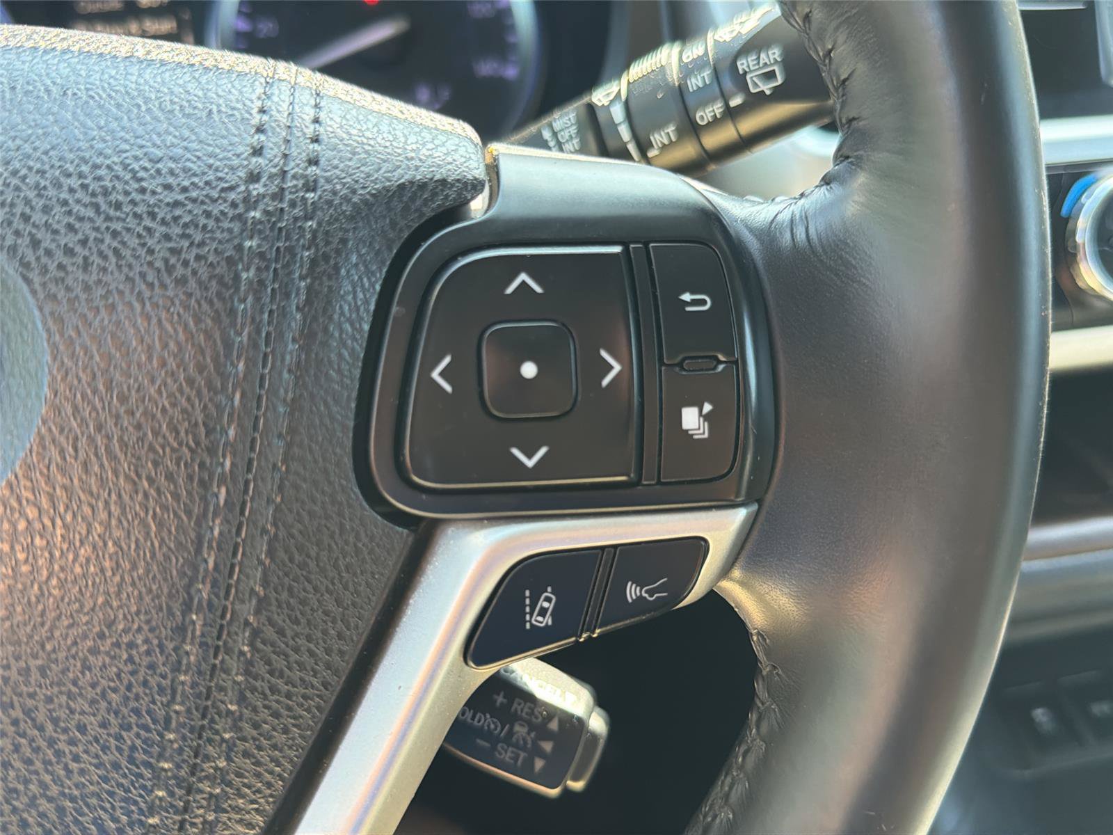 Used 2018 Toyota Highlander XLE AWD/4WD image 16