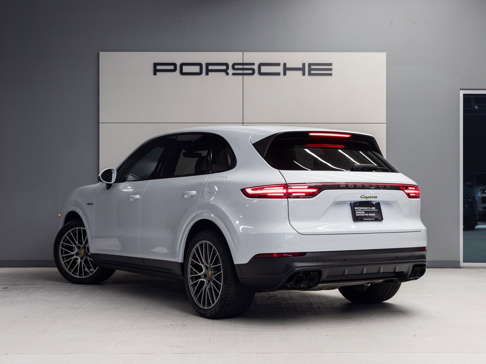 Used 2023 Porsche Cayenne image 3
