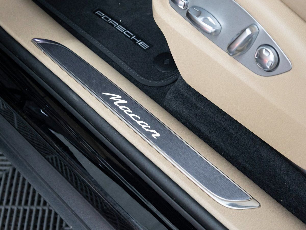 Certified 2025 Porsche Macan image 16