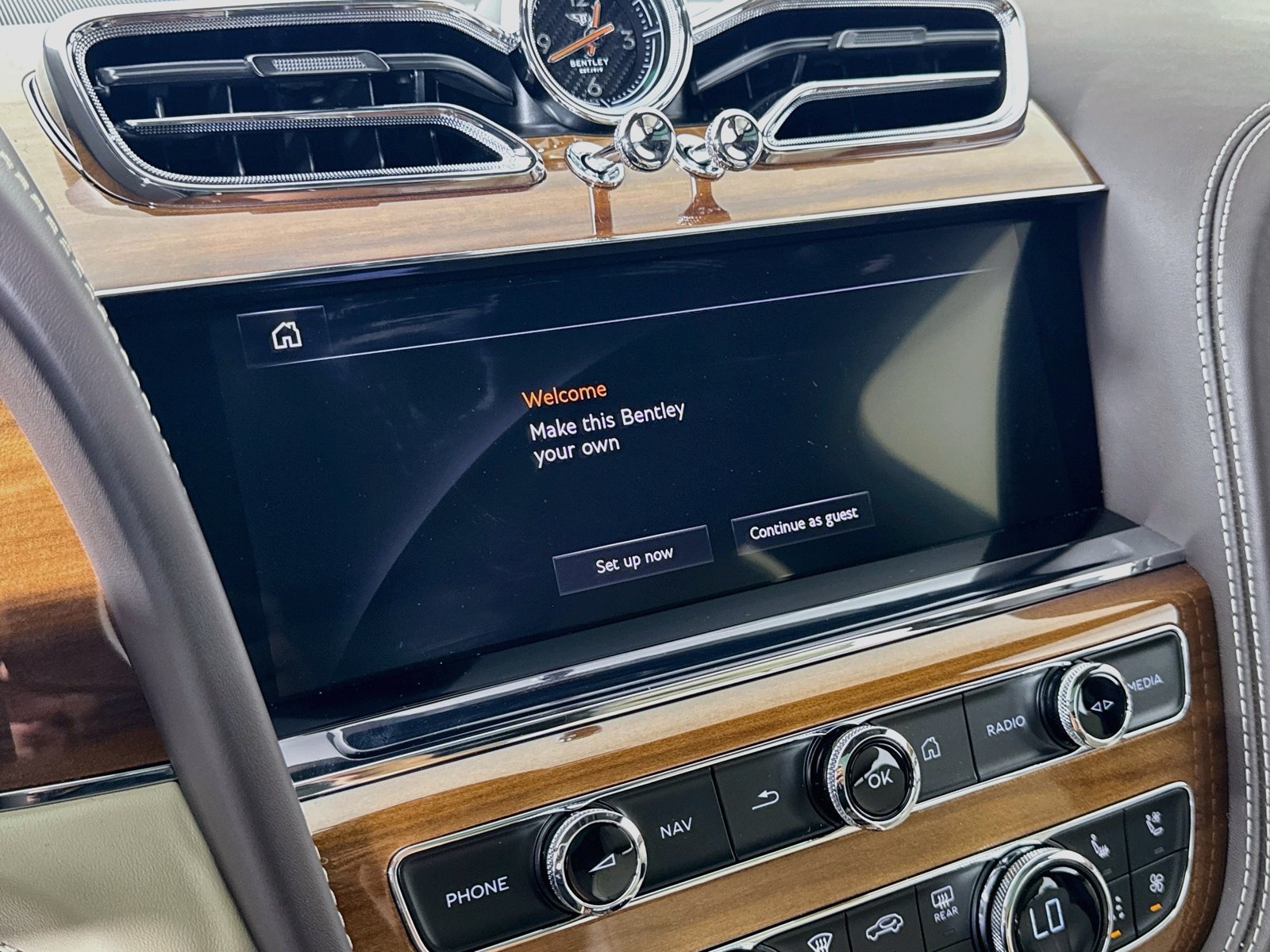 Used 2026 Bentley Bentayga Extended Wheelbase AWD/4WD image 13