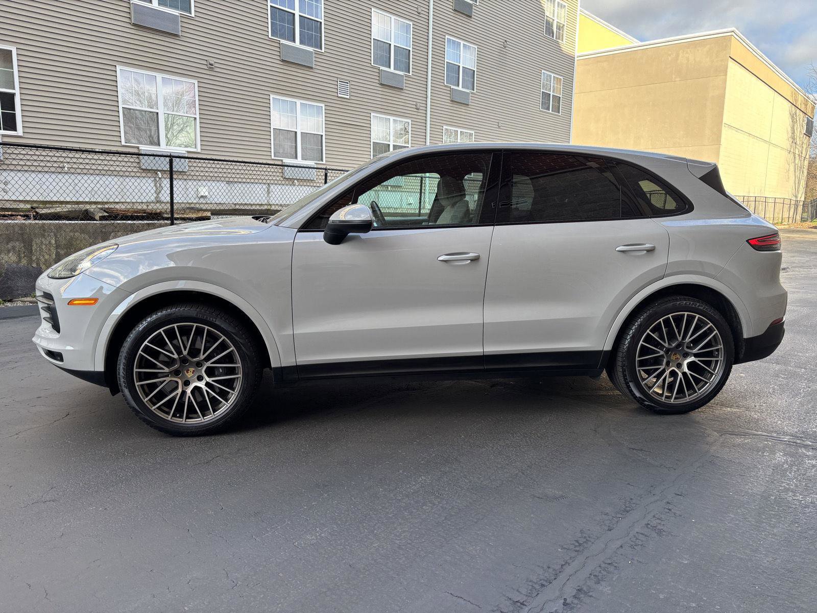 Used 2022 Porsche Cayenne AWD/4WD image 2