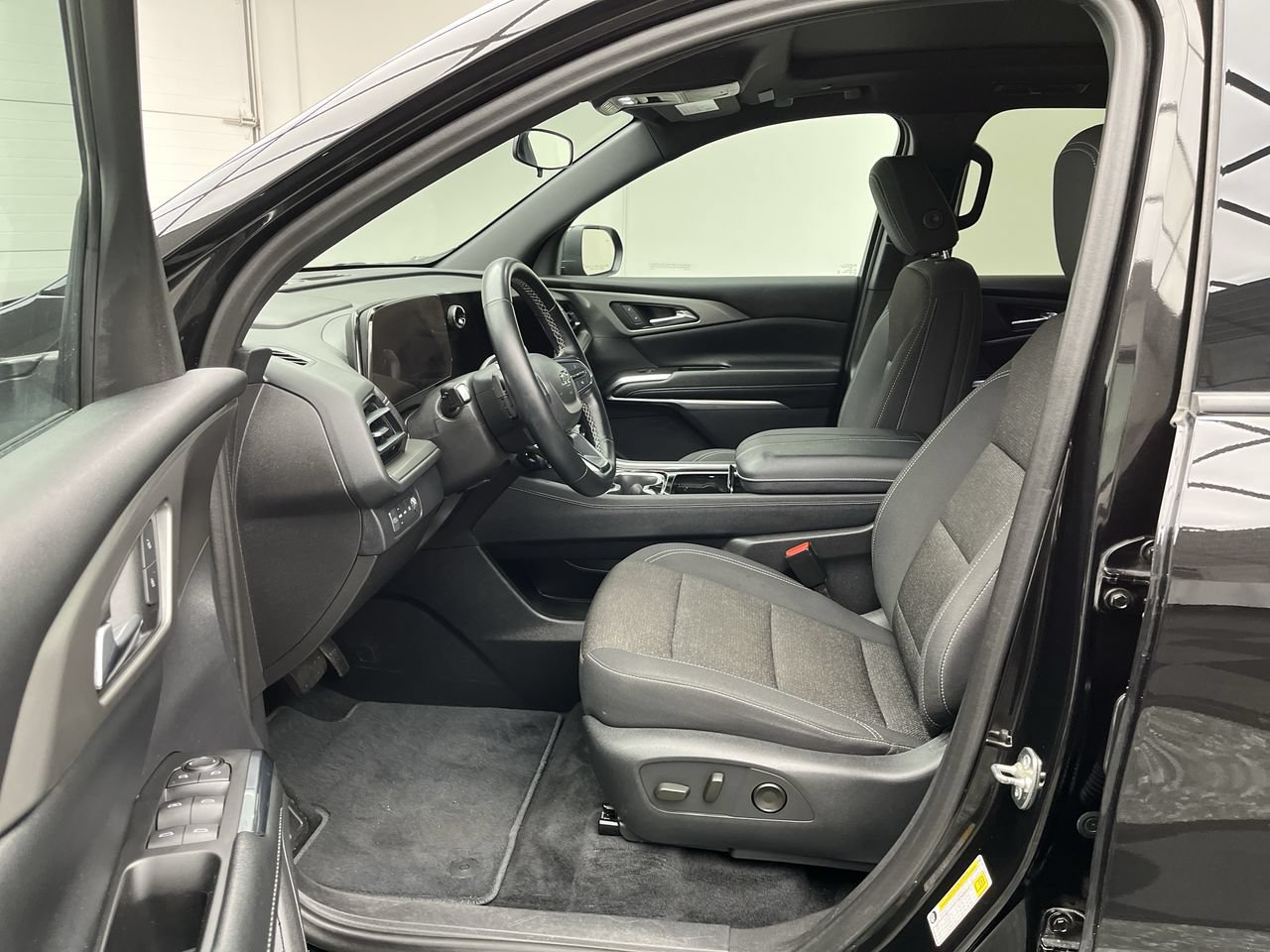 Certified 2024 Chevrolet Traverse LT w/ Midnight/Sport Edition AWD/4WD image 3