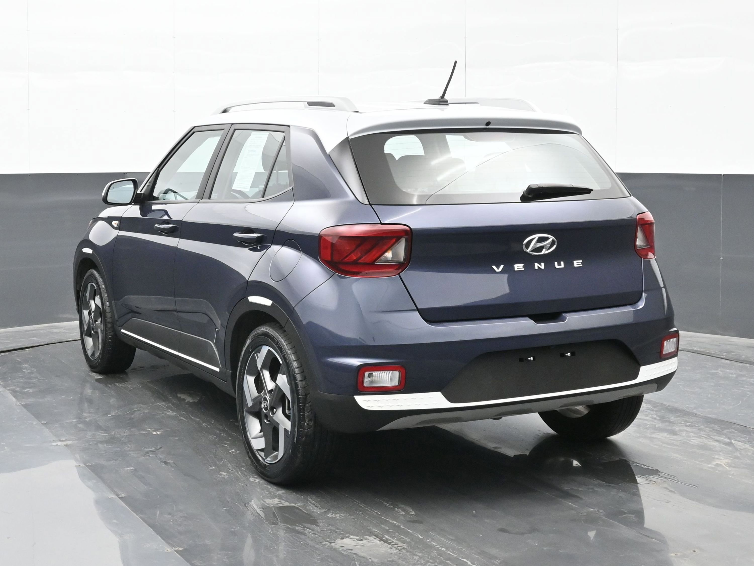 Used 2023 Hyundai Venue Limited w/ Cargo Package image 4