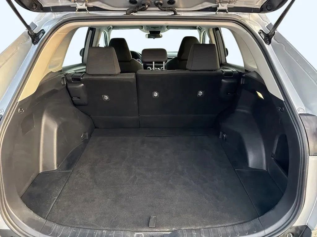 Used 2022 Toyota RAV4 LE FWD image 9