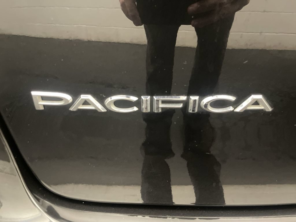 Used 2023 Chrysler Pacifica Touring-L FWD image 23