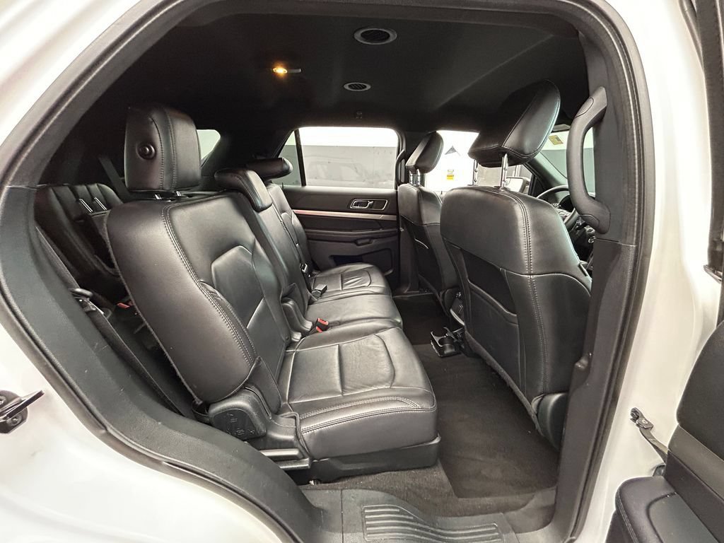 Used 2018 Ford Explorer XLT w/ Equipment Group 202A FWD image 40