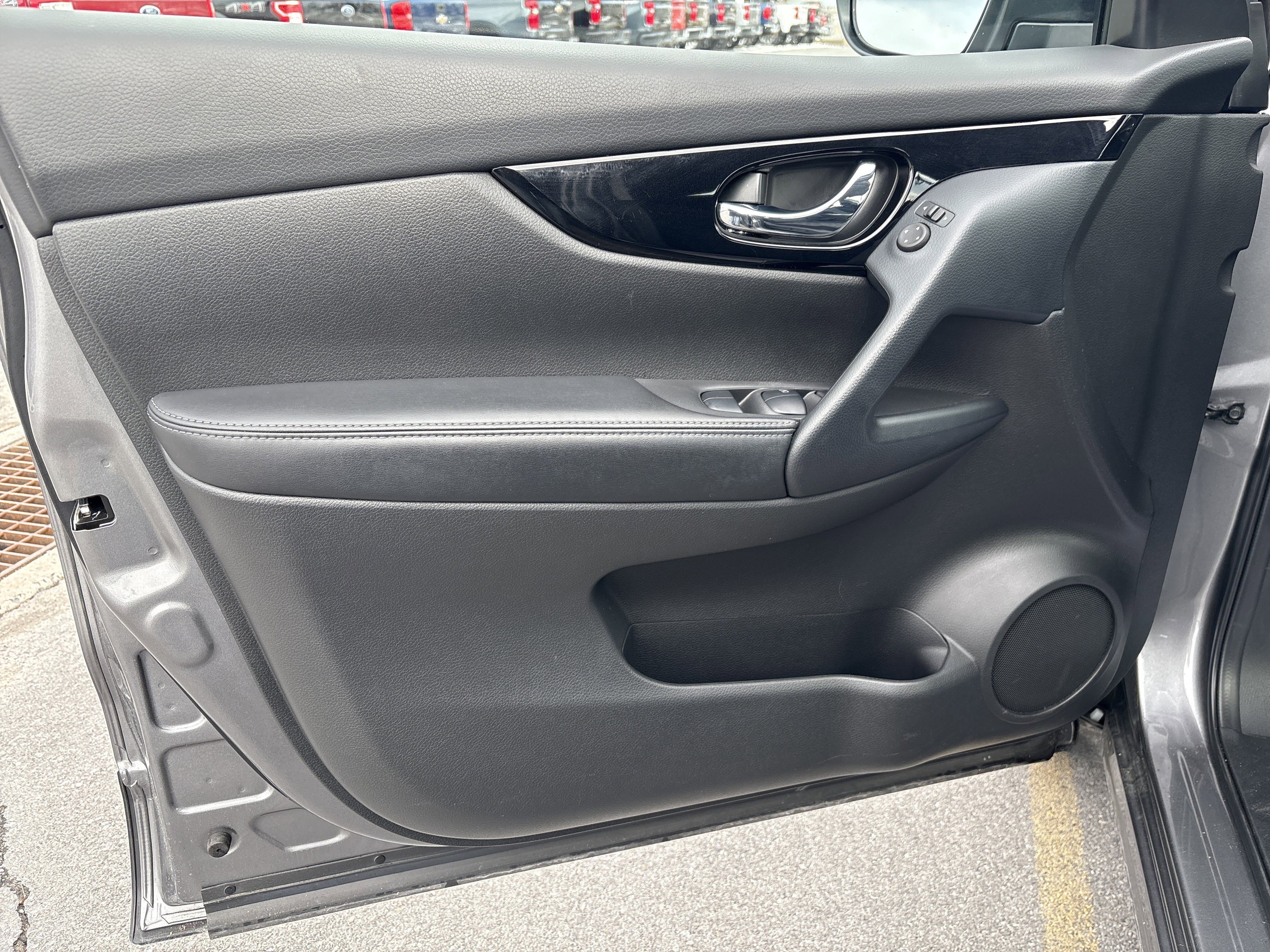 Used 2022 Nissan Rogue Sport SV image 16