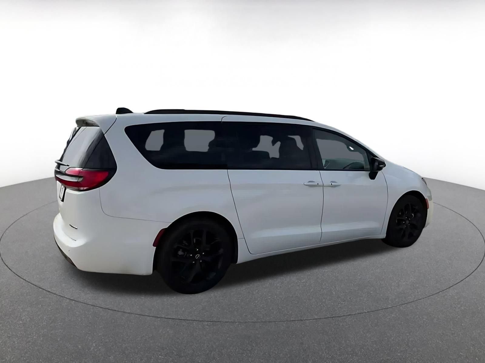 Used 2025 Chrysler Pacifica Limited FWD image 14