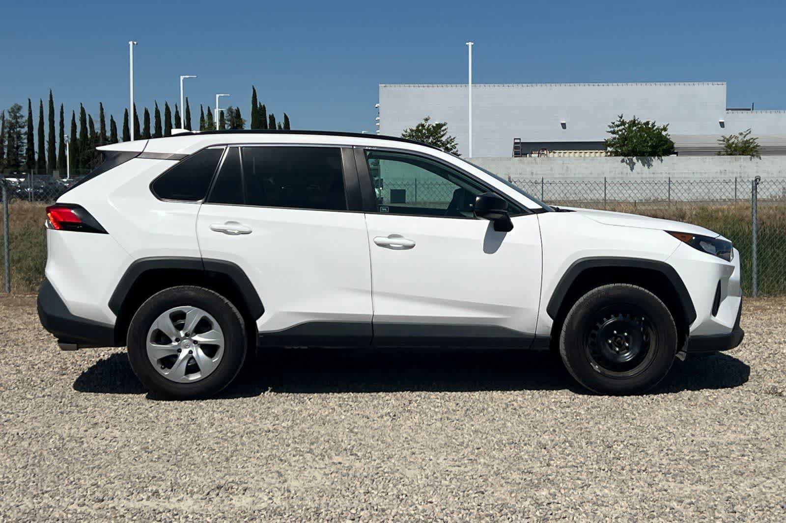 Used 2019 Toyota RAV4 LE FWD image 9