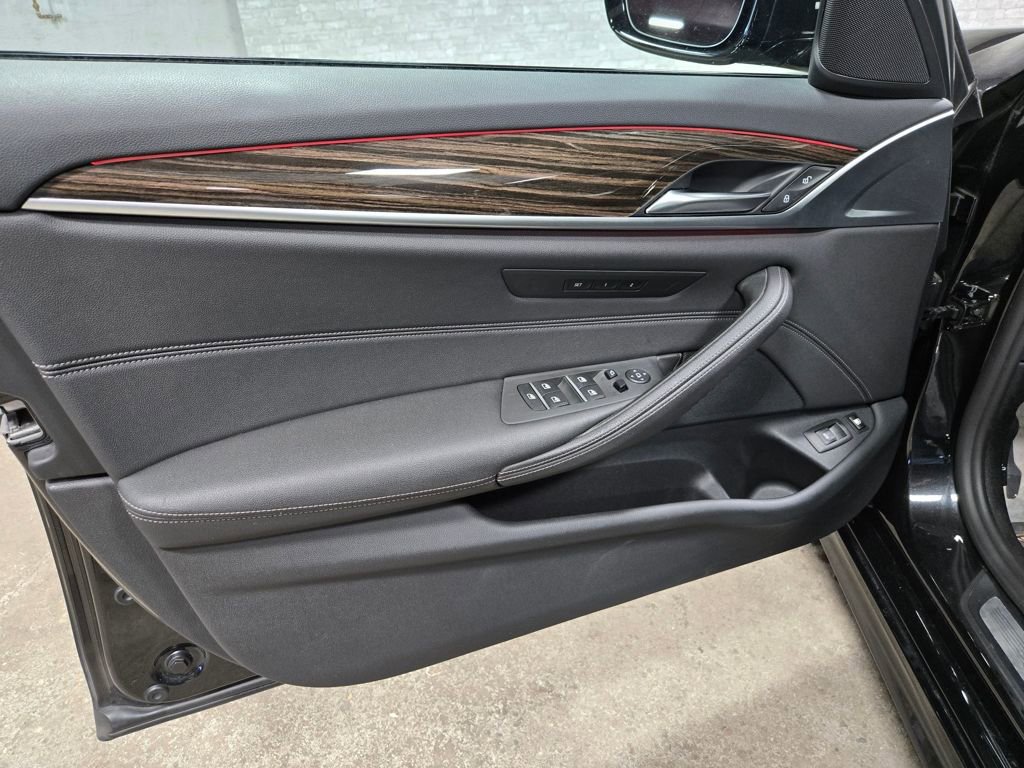 Used 2021 BMW 530e xDrive w/ M Sport Package image 7