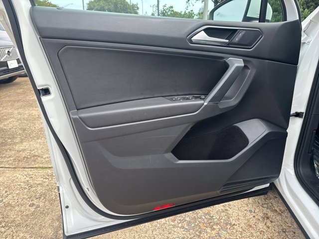 Used 2018 Volkswagen Tiguan SE w/ Panoramic Sunroof Package image 18