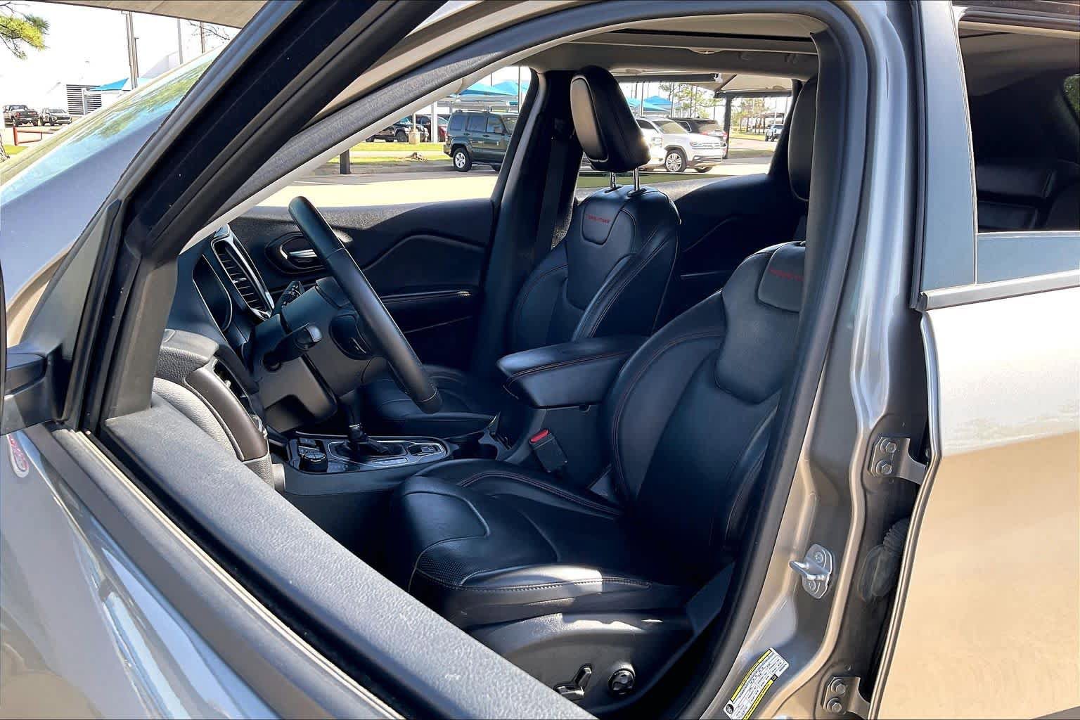 Used 2019 Jeep Cherokee Trailhawk image 8