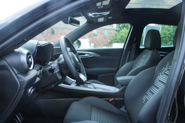 Used 2025 Alfa Romeo Tonale AWD/4WD image 12