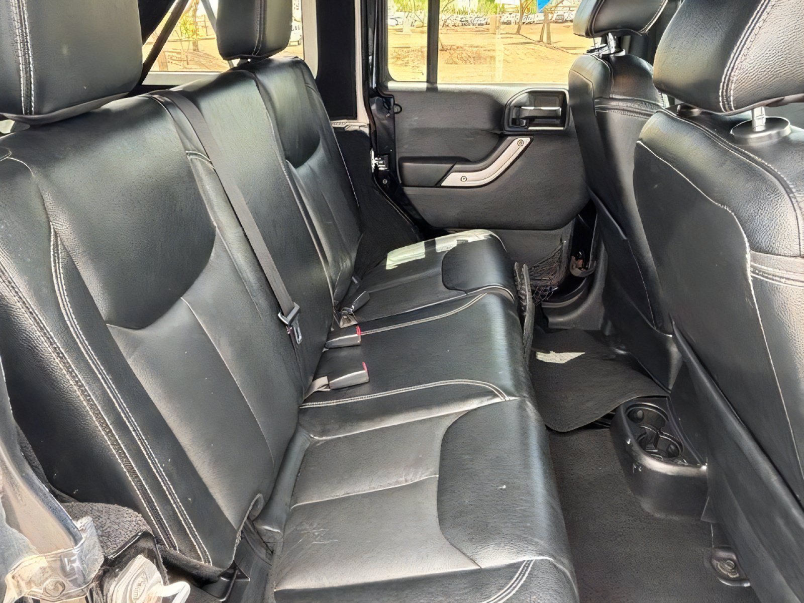 Used 2016 Jeep Wrangler Unlimited Rubicon w/ Connectivity Group AWD/4WD image 28