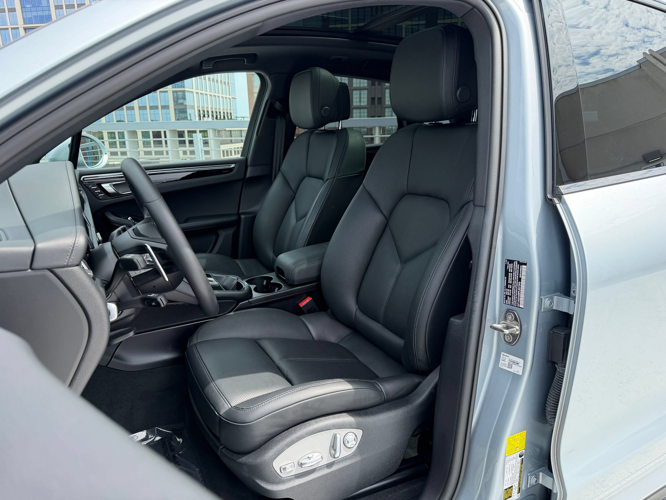 Certified 2023 Porsche Macan S AWD/4WD image 5